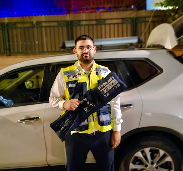 פעוטה ננעלה ברכב בשגגה, מתנדב ידידים חילץ אותה בשלום • ״ראיתי את האושר של האב לאחר הפתיחה״