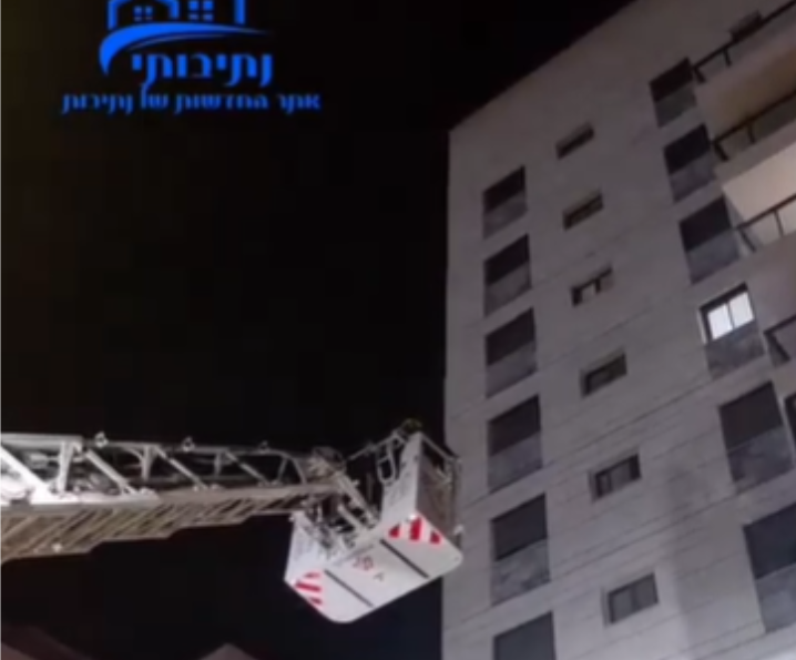חילוץ מקצועי ללא נזק: לוחמי האש בנתיבות בחרו בדרך החכמה
