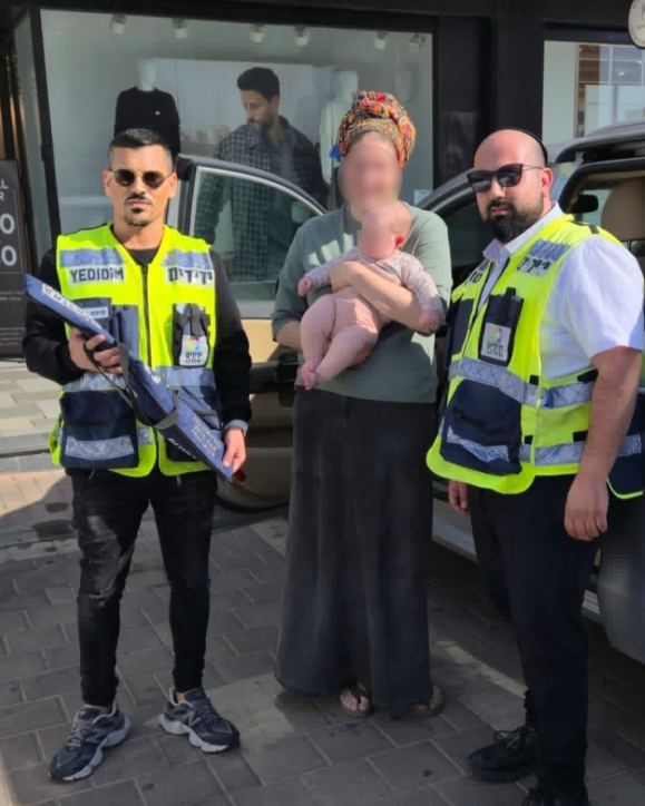 נתיבות: תינוקת ננעלה בשגגה ברכב, מתנדבי ידידים חילצו אותה בשלום • ״הגעתם כמו מלאכים מהשמיים״