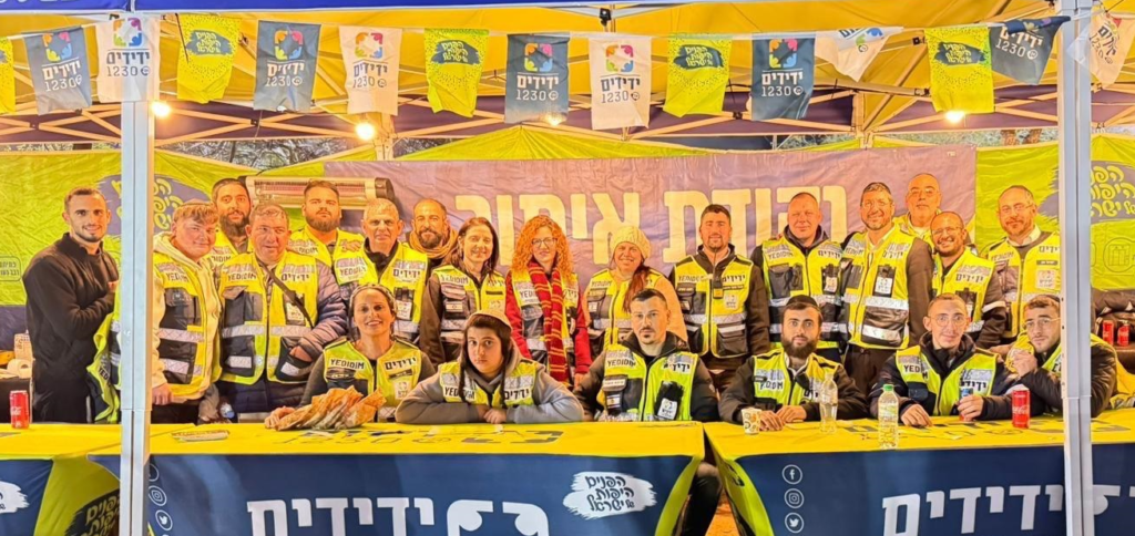 מתנדבי ידידים מסייעים כמדי שנה לעשרות האלפים בהילולת הסידנא בבא סאלי בעיר נתיבות