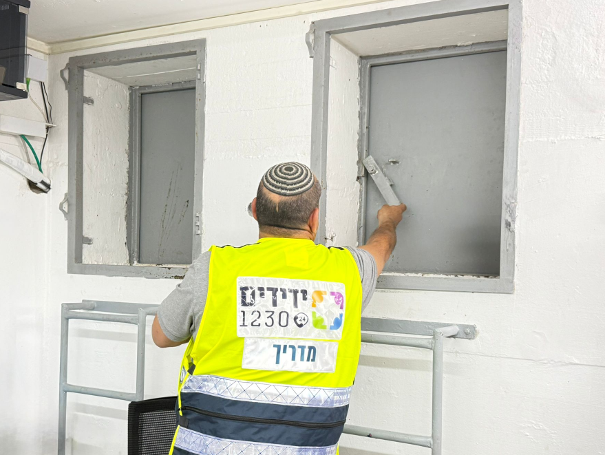 נתיבות: מתנדבי ידידים הוכשרו לחילוץ לכודים מממ״ד ולתיקון דלתות וחלונות תקולים